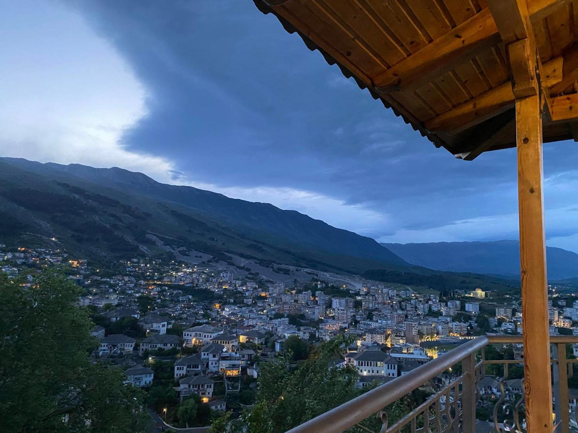 Guest House Persa Gjirokastër Exteriör bild