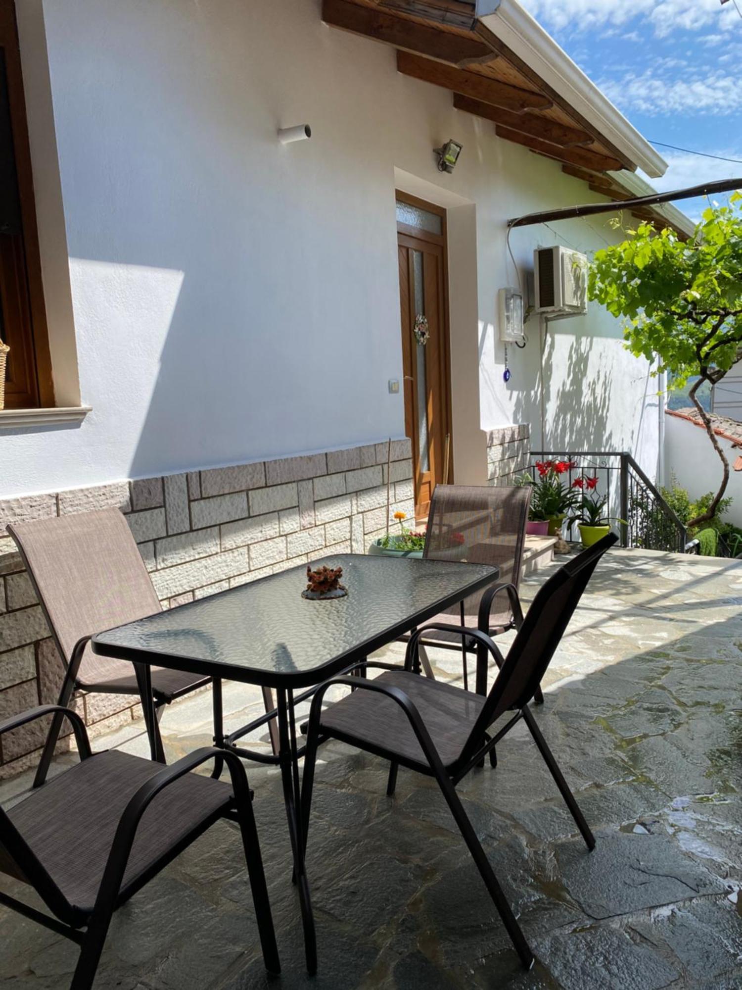Guest House Persa Gjirokastër Exteriör bild